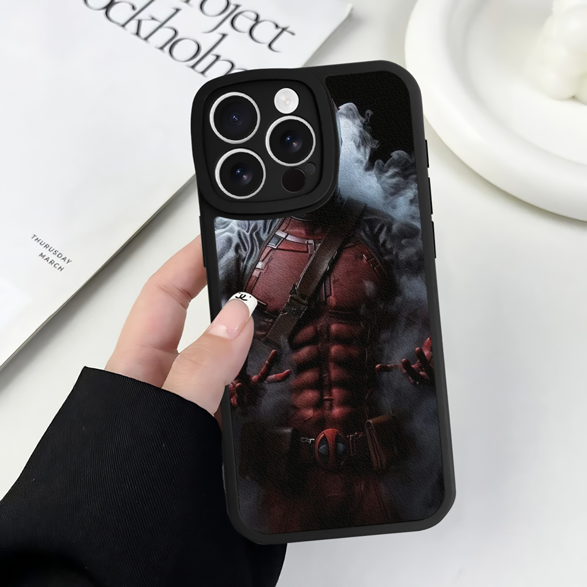 （画像用） Deadpool デッドプール 【iPhone 16シリーズ対応】シリコンスマホケース（レザー調） 材質：シリコン